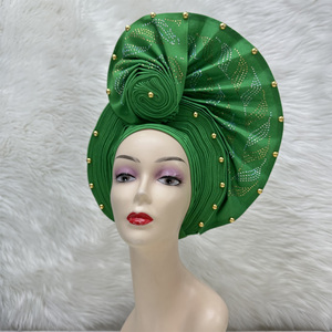 Foulard ethnique <span class=keywords><strong>Aso</strong></span> Oke fabriqué en Nigéria avec de grandes perles et pierres décoratives pour femmes - Product Image 1