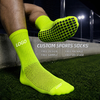 Chaussettes de sport antidérapantes avec logo personnalisé, chaussettes de football vert néon, chaussettes de sport à semelle en caoutchouc pour hommes, chaussettes de sport pour l'entraînement