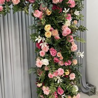 Arche de fleurs artificielles avec des roses colorées mélangées, feuillage vert, décoration florale pour mariage, réception, stand, scène, fond