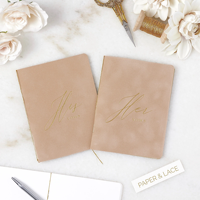 Ensemble de carnets de vœux de mariage en daim nude pour lui et elle, avec calligraphie cursive dorée, livrets de vœux minimalistes neutres, invitations de mariage