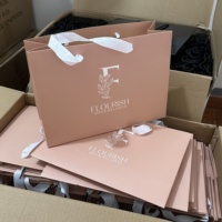 Sacs en papier cadeau de luxe de petite taille, couleur rose blush, avec poignées, imprimés avec un logo personnalisé, pour la promotion de marques cosmétiques, de bougies et d'emballages de beauté