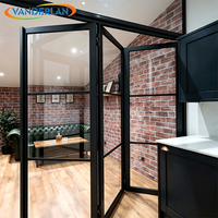 Porte pliante en aluminium sur mesure avec un nombre de panneaux variable pour la porte d'entrée principale d'une grande maison familiale