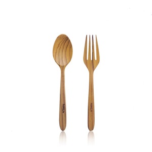 Ensemble de couverts en teck massif 100% de Carola, alliant la beauté du bois naturel et l'artisanat oriental pour un design intemporel et écologique - Product Image 1
