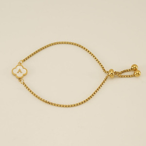 Bracelet minimaliste pour femme en acier inoxydable plaqué or 18 carats avec des motifs de coquillages, de trèfles à quatre feuilles et de lettres - Product Image 5