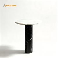 Table basse de luxe bicolore en marbre, plateau blanc festonné, base cylindrique veinée noire, design minimaliste moderne, mobile