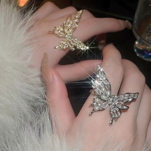 Anillo de mujer ajustable con diseño de mariposa hueca y brillante, moderno y exagerado, para el dedo índice, joyería personalizada - Product Image 1