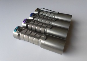 Torcia OKLUMA in Lega di Titanio con Clip a Vite e Attacco per Portachiavi - Product Image 4