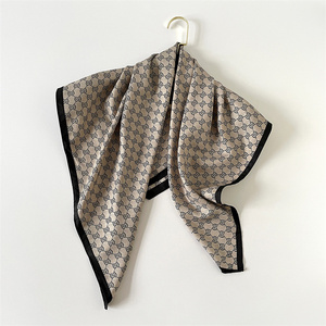 <span class=keywords><strong>Elegante</strong></span> <span class=keywords><strong>Foulard</strong></span> in Seta Beige con Motivi e Bordo <span class=keywords><strong>Nero</strong></span> per Donne, Lussuoso Fazzoletto Quadrato in Raso per Capelli e Collo - Product Image 1