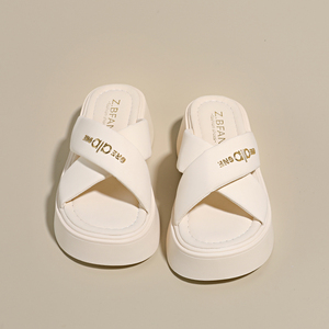 Nouvelles sandales d'été pour femmes à semelle épaisse, pantoufles respirantes à semelle compensée pour augmenter la taille, sélection polyvalente d'été - Product Image 3