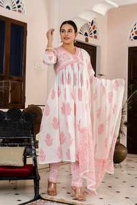 Ensemble Kurti Anarkali en coton imprimé authentique blanc et rose de qualité supérieure avec dupatta assortie, parfait pour les occasions festives et décontractées - Product Image 3