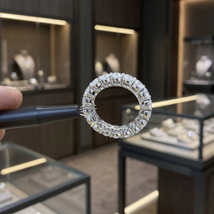 Bague Éternité en Argent 925 avec Diamants de Laboratoire Certifiés IGI, Sertissage Complet, Finition Premium pour Collection de Bijoux Femme - Product Image 1