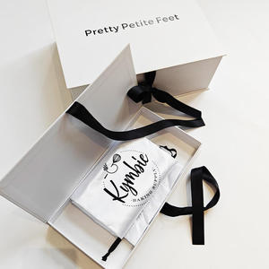 Boîtes d'emballage de vêtements de luxe personnalisées écologiques, en carton blanc mat, pour vêtements, chaussures, boîte magnétique pour coffret cadeau avec ruban - Product Image 1