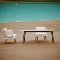Tables et chaises d'extérieur en rotin naturel au design simple et moderne pour les restaurants, hôtels, appartements, villas, hôpitaux