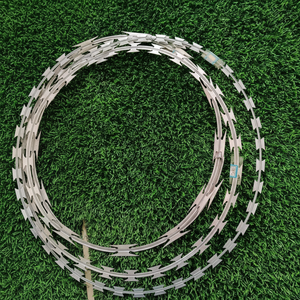 Vente directe d'usine, <span class=keywords><strong>fil</strong></span> <span class=keywords><strong>barbelé</strong></span> en <span class=keywords><strong>fer</strong></span> galvanisé <span class=keywords><strong>de</strong></span> haute qualité, différents styles disponibles pour clôtures <span class=keywords><strong>de</strong></span> sécurité et usage pénitentiaire - Product Image 1