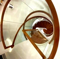 Magnifique petit escalier en colimaçon blanc avec éclairage d'ambiance