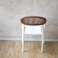 Fauteuil d'extérieur en plastique avec dossier en corde tressée et assise à lattes, empilable pour jardin, patio, balcon, bord de piscine, terrasse