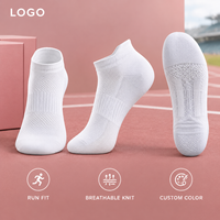 Chaussettes de course athlétiques respirantes avec protection anti-ampoules, maille ventilée, gestion de l'humidité, maintien du talon, bout plat, ajustement sans couture, blanches