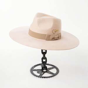 Sombrero Fedora de Ala Ancha con Diseño de Corazón Quemado, Personalizado con Logotipo Grabado con Láser, a la Moda y Moderno, de Fieltro de Lana - Product Image 1