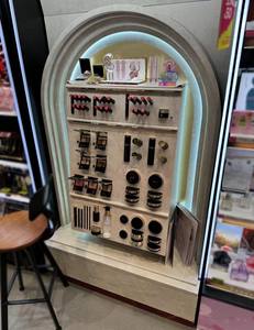 Custom LED espositore per cosmetici per profumo rossetto viso-pacchetti di gioielli in metallo Rack Boutique <span class=keywords><strong>orologio</strong></span> vetrina - Product Image 3