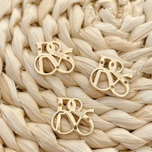 Étiquettes personnalisées en métal doré avec logo, design lettré, étiquettes faites à la main, quincaillerie gravée, petite étiquette métallique pour hijab - Product Image 4