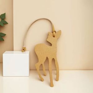 Lindo llavero de ciervo de cuero PU, colgante decorativo para bolso, accesorios para carteras - Product Image 1