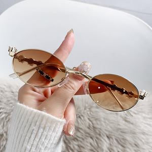 Lunettes de soleil ovales sans monture tendance, protection UV400, design élégant pour femmes - Product Image 1