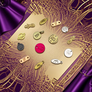 Etiquetas de <span class=keywords><strong>Metal</strong></span> con Logotipo <span class=keywords><strong>en</strong></span> Relieve 3D, Chapadas <span class=keywords><strong>en</strong></span> Oro, Ecológicas, Lavables, Impresas <span class=keywords><strong>en</strong></span> Serigrafía, Etiquetas Personalizadas Cosidas para Prendas - Product Image 2