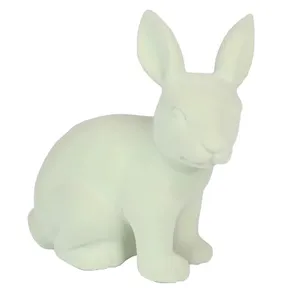 Pasqua coniglietto che tiene le uova di pasqua, coniglio che tiene gli ornamenti della carota, il tavolo del salotto figurine della città della decorazione di pasqua