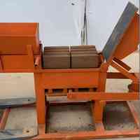 Machine manuelle de moulage de blocs creux en béton Machine efficace de fabrication de briques avec moteur principal Ligne de production de ciment