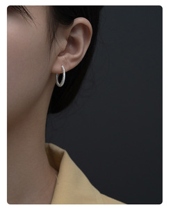 ต่างหูทรงกลมสีเงินสเตอร์ลิงแวววาวแบบเรียบง่ายสำหรับผู้หญิงต่างหูแบบ S925แนวแม่น้ำดาว - Product Image 5