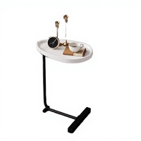 Table d'appoint moderne en forme de C avec plateau ovale, cadre en métal noir, table de chevet pour salon, chambre, hôtel, vente en gros
