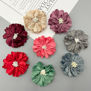 Accessoire de cheveux en tissu 3D fait main, fleur de 5 cm avec centre en perle d'imitation, broche de mariage, décoration de bijoux DIY - Product Image 1