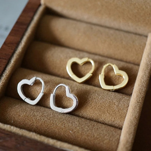 Orecchini a Cuore con Clip, Design Minimalista ed Elegante, Gioielli da Donna per Uso Quotidiano, Orecchini Statement - Product Image 1