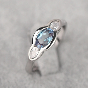 Anello geometrico con cornice ovale per donna, accessori minimalisti ed eleganti per l'uso quotidiano - Product Image 1