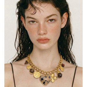 Collana JINYOU 577 Vintage con Ciondolo a Cuore con Stampa Leopardata Placcato Oro 18K, in Acciaio Inossidabile e Resina di Legno - Product Image 3
