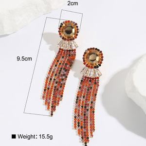 Boucles d'oreilles clous de luxe haut de gamme entièrement serties de diamants blancs avec pompon, forme géométrique, pour la vente en gros en Europe et aux États-Unis - Product Image 6