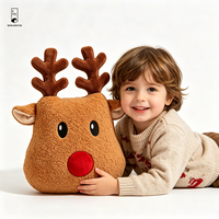 Coussin décoratif de Noël en peluche 3D en polyester en forme de tête de renne avec yeux brodés et nez rouge