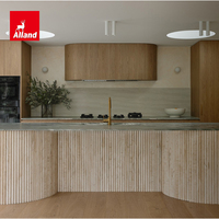 Panneau de placage en chêne massif blanc sur mesure Alland pour projet de villa, armoire de cuisine avec îlot rainuré de forme ronde pour nouvelle maison de ville
