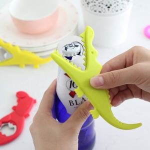 Material de silicona de cangrejo de dibujos animados regalo nuevo diseño abrebotellas de pescado forma personalizada abridor colorido - Product Image 3