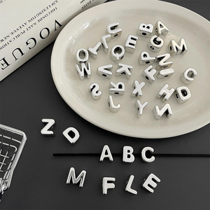 Cuentas de letras acrílicas plateadas, cuentas deslizantes de alfabeto con agujero grande para correas de bolsos <span class=keywords><strong>y</strong></span> pulseras - Product Image 1