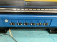 Machine de fraisage CNC simple à changement d'outil automatique 1325, contrôlée par PLC Syntec, pour la fabrication de portes d'armoires de cuisine et le traitement du mobilier