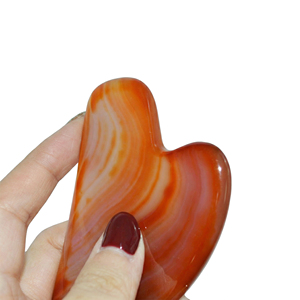 Outil de massage facial en agate rouge en forme de cœur, marque privée, pour le lifting de la peau, la beauté et les soins du visage et du corps - Product Image 4