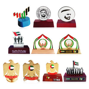 Trofeo del Día Nacional DE LOS Emiratos Árabes Unidos personalizado de fábrica con emblema de bandera de Base de madera premio de Jeque escultura recuerdo para decoración de escritorio de mesa - Product Image 1