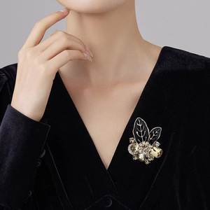 Broche de Liga Metálica Estilo Retrô Feminino de Luxo, Versátil e Elegante, com Folha de Cristal, Design Exclusivo, Acessório de Alfinete - Product Image 2