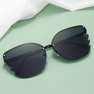 Women's Asymmetric Sunglasses UV400 PC Lens Fashionable <b>Large</b> <b>Frame</b> European Style Fishing Trip Outfits - Product Image 1