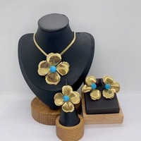 Ensemble de bijoux pour femmes AFXSION en acier inoxydable doré avec papillon creux, comprenant un collier, des boucles d'oreilles et une bague - pour les mariages et les fêtes
