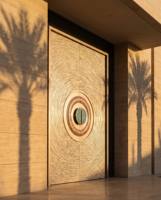 Porte d'entrée de luxe moderne personnalisée en aluminium étanche avec relief 3D et poignée papillon pour hôtel/villa/club-house