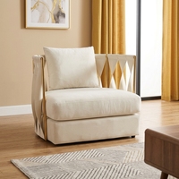 Fauteuil lounge carré design moderne, structure en bois massif, revêtement en velours et cuir, accoudoirs en métal doré, pour hôtel