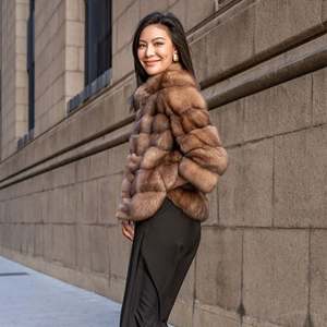 <span class=keywords><strong>Cappotto</strong></span> Personalizzato all'Ingrosso in Vera Pelliccia di Visone e Zibellino, Lussuoso, Soffice ed Elegante, Modello Corto Classico con <span class=keywords><strong>Collo</strong></span> Alto da Donna - Product Image 3