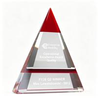 Trophée Pyramidal en Cristal Optique Rouge Albright, Personnalisable, Gravé, pour Récompense d'Excellence d'Entreprise et de Conquête de Conspérité